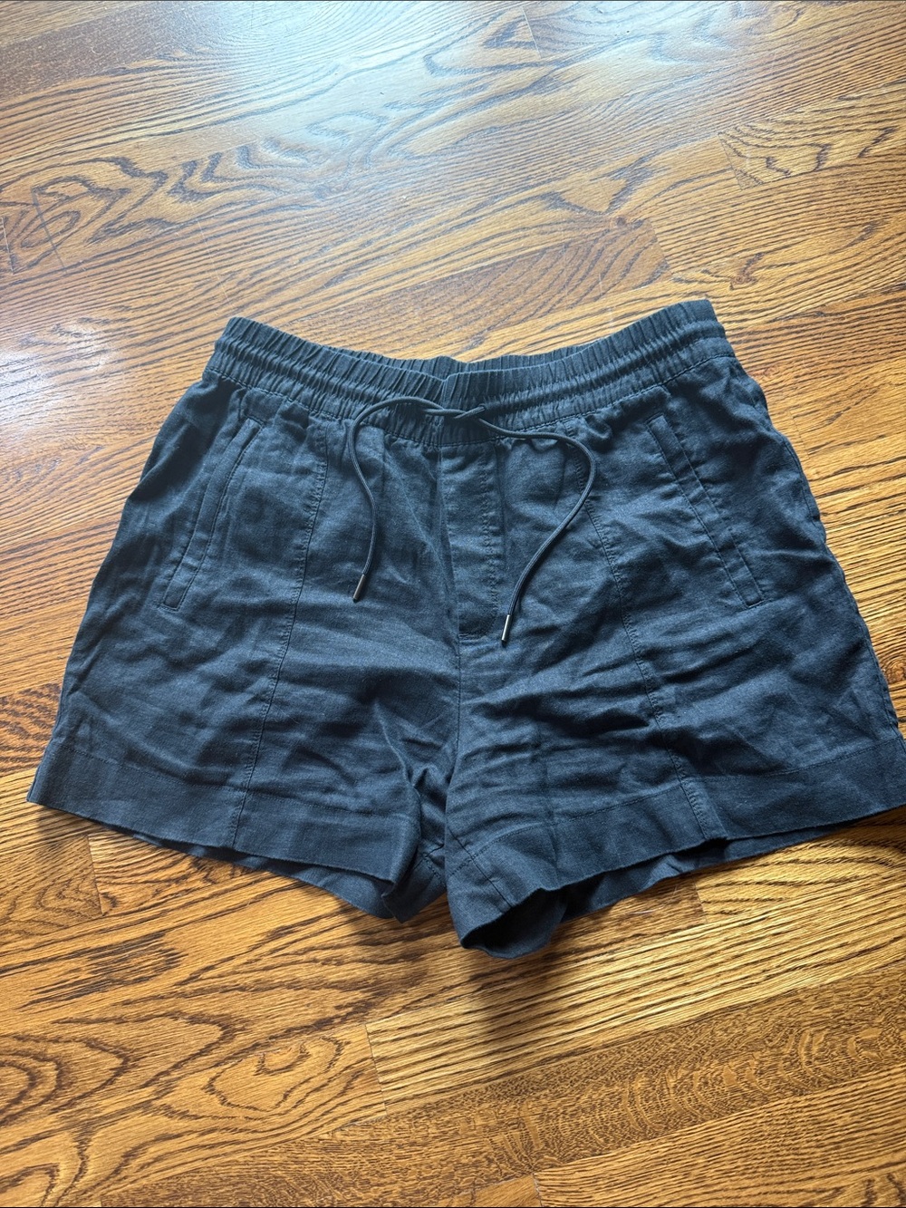 Athleta Black Linen EUC shorts. Elastic waistband and tie. Size M Pockets
